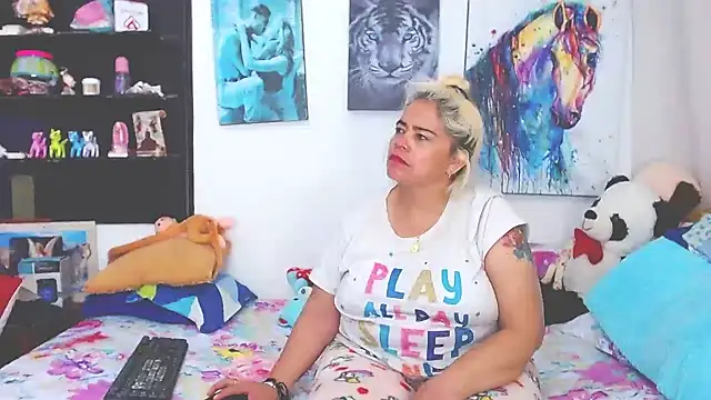 Snapshot of estrellita_fugaz16x chatting on February 11, 2:57 am estrellita fugaz16x online show from February 11, 2:57 am