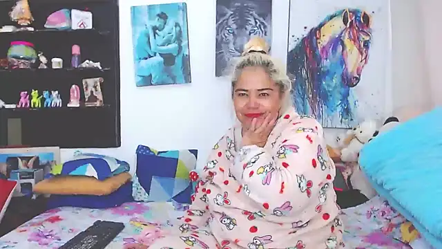 Snapshot of estrellita_fugaz16x chatting on February 11, 12:58 pm estrellita fugaz16x online show from February 11, 12:58 pm