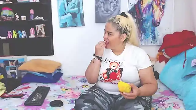 Snapshot of estrellita_fugaz16x chatting on February 12, 10:15 pm estrellita fugaz16x online show from February 12, 10:15 pm