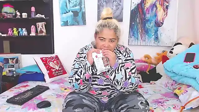 Snapshot of estrellita_fugaz16x chatting on February 13, 10:00 pm estrellita fugaz16x online show from February 13, 10:00 pm
