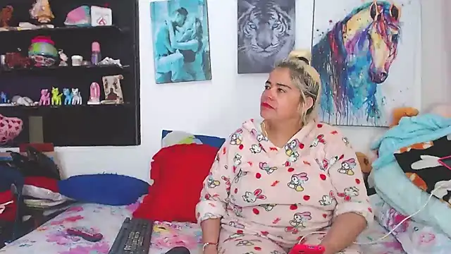 Snapshot of estrellita_fugaz16x chatting on March 6, 2:51 am estrellita fugaz16x online show from March 6, 2:51 am