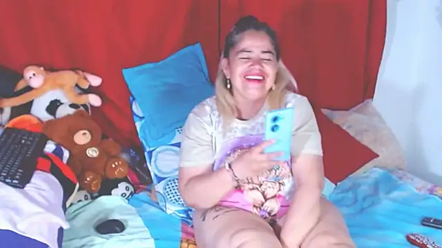 Snapshot of estrellita_fugaz16x chatting on October 22, 12:00 am estrellita fugaz16x online show from October 22, 12:00 am
