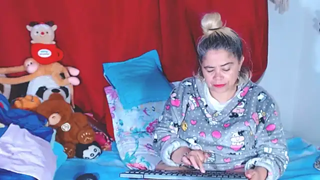 Snapshot of estrellita_fugaz16x chatting on November 10, 4:00 am estrellita fugaz16x online show from November 10, 4:00 am