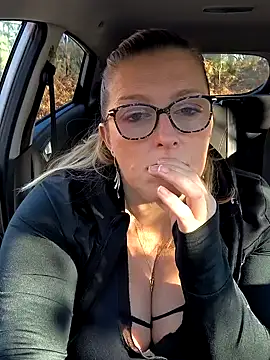 Snapshot of winniess40 chatting on January 12, 1:37 pm winniess40 online show from January 12, 1:37 pm