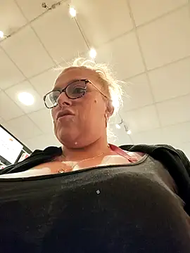 Snapshot of winniess40 chatting on February 11, 11:43 am winniess40 online show from February 11, 11:43 am