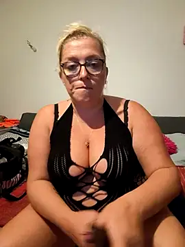 Snapshot of winniess40 chatting on October 9, 2:53 am winniess40 online show from October 9, 2:53 am