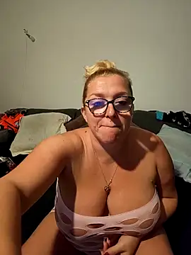 Snapshot of winniess40 chatting on November 6, 3:51 am winniess40 online show from November 6, 3:51 am