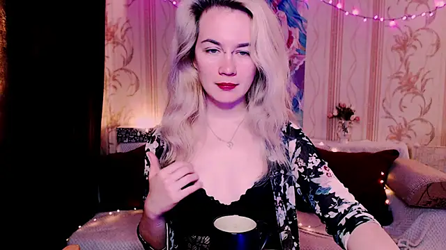 xxxcharismaaa online show from April 15, 3:57 am