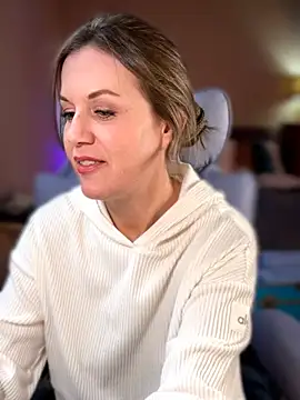 MaiseKnox online show from March 7, 7:55 pm