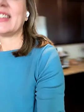 MaiseKnox online show from March 29, 5:35 pm