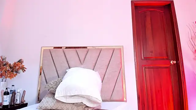 AGATHAA WHITE online show from March 14, 2:52 pm