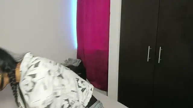 Snapshot of skinny_Yizz chatting on October 17, 10:01 pm skinny Yizz online show from October 17, 10:01 pm