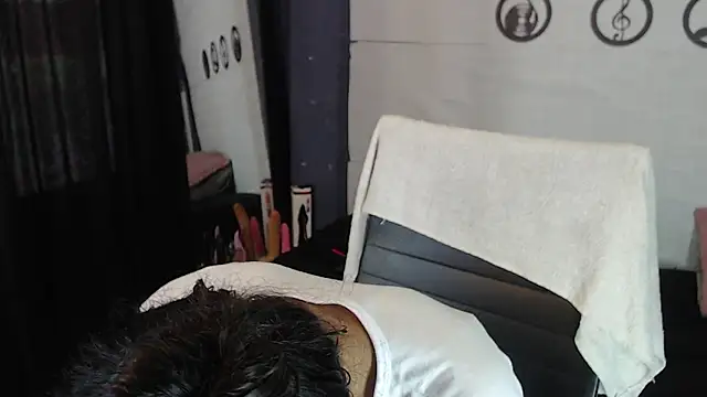 Snapshot of skinny_Yizz chatting on June 9, 7:03 pm skinny Yizz online show from June 9, 7:03 pm