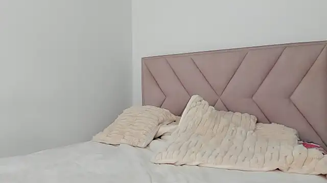 Dephne   online show from February 26, 5:39 pm