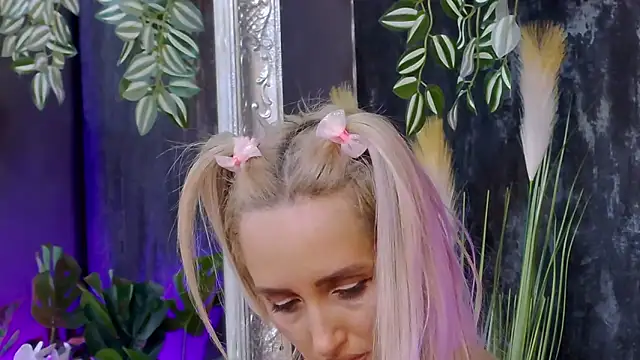 Snapshot of IsabelleEthan chatting on February 11, 6:51 am IsabelleEthan online show from February 11, 6:51 am