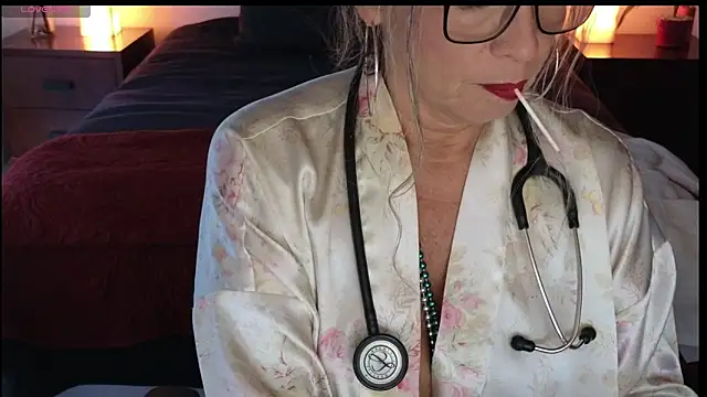 Snapshot of milfettefab chatting on December 7, 9:22 pm milfettefab online show from December 7, 9:22 pm