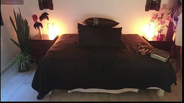 Snapshot of milfettefab chatting on February 18, 12:37 am milfettefab online show from February 18, 12:37 am