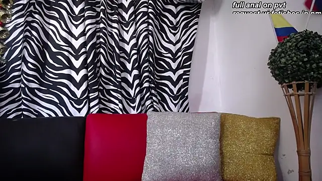 Snapshot of mia_beatles chatting on October 7, 4:04 pm mia beatles online show from October 7, 4:04 pm