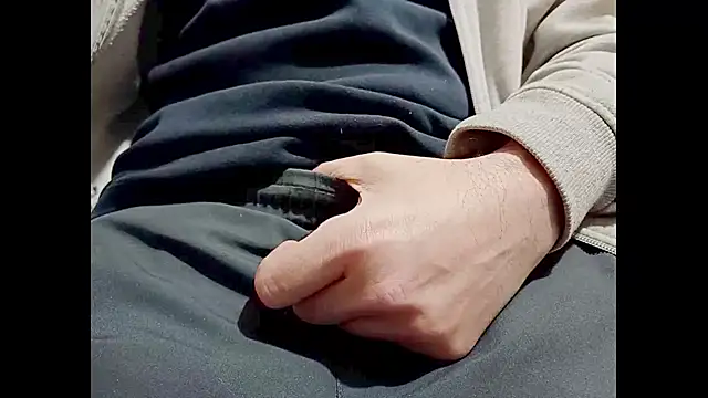 Snapshot of hairyuncut00 chatting on December 8, 2:39 am hairyuncut00 online show from December 8, 2:39 am