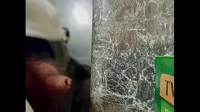 Snapshot of hairyuncut00 chatting on December 14, 12:11 am hairyuncut00 online show from December 14, 12:11 am