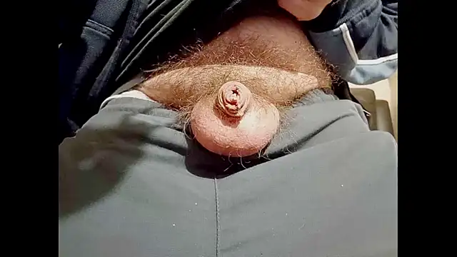 Snapshot of hairyuncut00 chatting on December 20, 6:13 pm hairyuncut00 online show from December 20, 6:13 pm