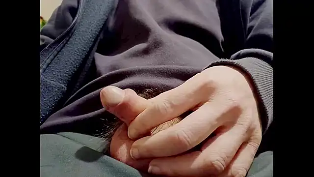 Snapshot of hairyuncut00 chatting on December 30, 2:19 pm hairyuncut00 online show from December 30, 2:19 pm