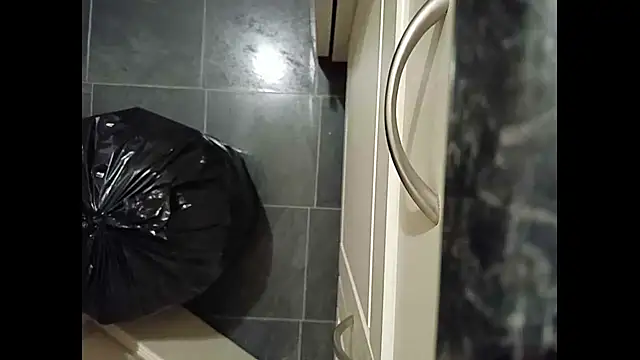 Snapshot of hairyuncut00 chatting on January 2, 1:27 am hairyuncut00 online show from January 2, 1:27 am