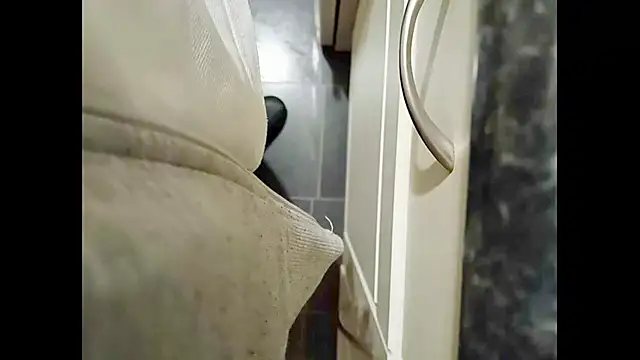 Snapshot of hairyuncut00 chatting on January 19, 1:10 am hairyuncut00 online show from January 19, 1:10 am