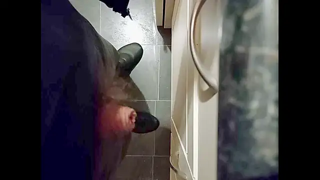 Snapshot of hairyuncut00 chatting on January 21, 12:46 am hairyuncut00 online show from January 21, 12:46 am