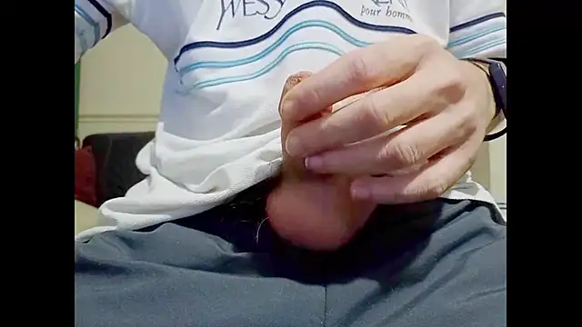 Snapshot of hairyuncut00 chatting on September 19, 11:49 pm hairyuncut00 online show from September 19, 11:49 pm