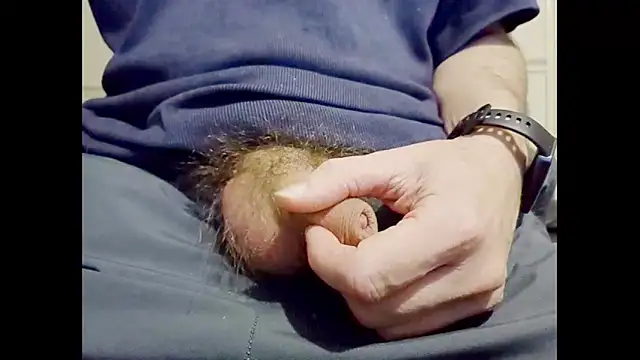 Snapshot of hairyuncut00 chatting on October 7, 10:07 pm hairyuncut00 online show from October 7, 10:07 pm