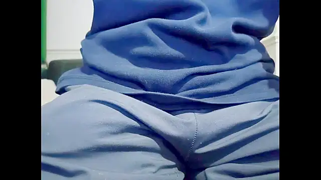 Snapshot of hairyuncut00 chatting on October 9, 7:34 pm hairyuncut00 online show from October 9, 7:34 pm