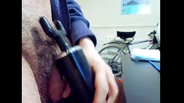 hairyuncut00 online show from April 5, 2:42 am