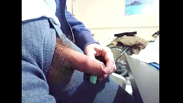 hairyuncut00 online show from April 22, 4:30 pm