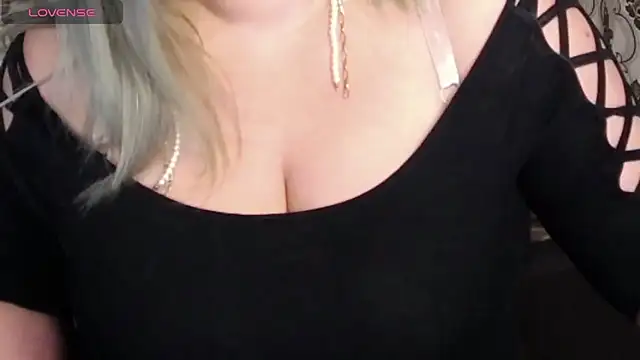 Snapshot of Nimphotease chatting on October 2, 7:48 am Nimphotease online show from October 2, 7:48 am