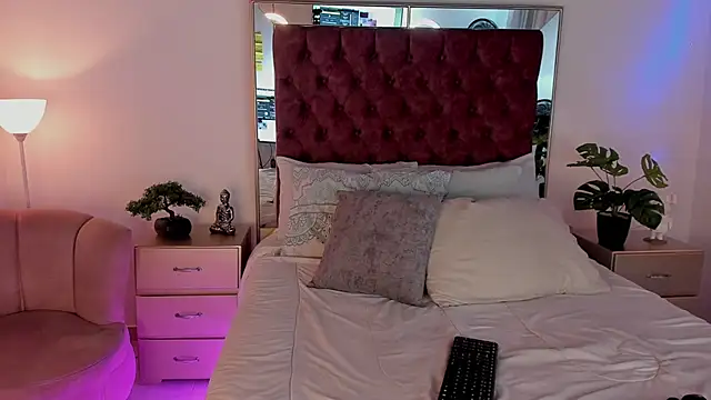 pamela reyes  online show from February 24, 9:41 pm