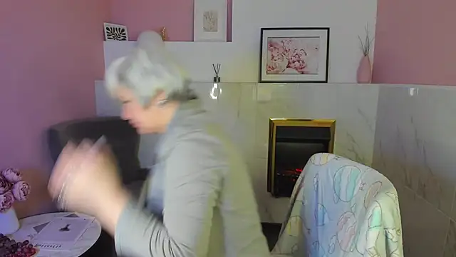 Snapshot of CarmenSoft chatting on February 6, 4:10 am CarmenSoft online show from February 6, 4:10 am