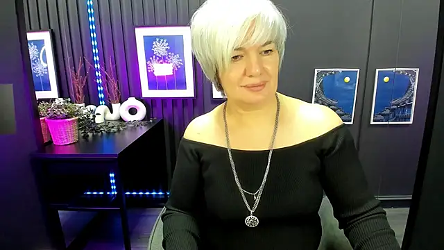 Snapshot of CarmenSoft chatting on November 28, 8:33 pm CarmenSoft online show from November 28, 8:33 pm