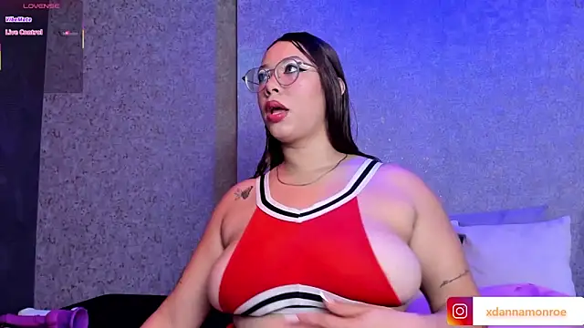 Snapshot of DanniaMonroee chatting on November 5, 1:22 pm DanniaMonroee online show from November 5, 1:22 pm