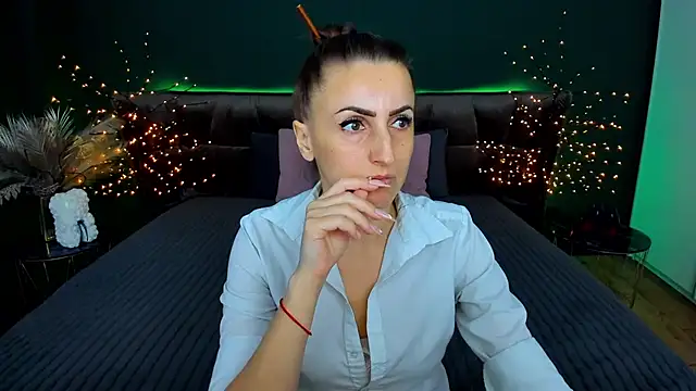 Snapshot of Rebecca_Diamond chatting on December 2, 6:52 am Rebecca Diamond online show from December 2, 6:52 am