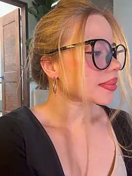 curchez  online show from March 31, 8:09 pm