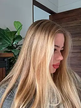 curchez  online show from April 8, 8:20 pm