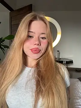 curchez  online show from April 21, 8:12 pm