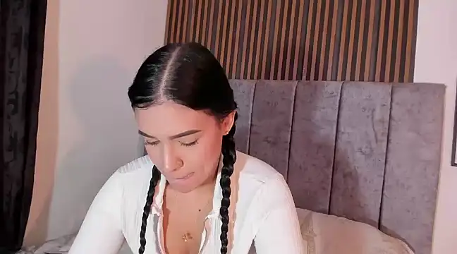 Snapshot of Hanna_Risso chatting on December 4, 6:06 pm Hanna Risso online show from December 4, 6:06 pm