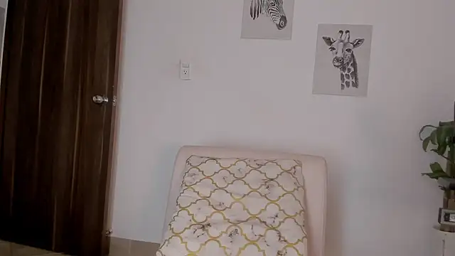 Snapshot of Hanna_Risso chatting on October 15, 6:19 pm Hanna Risso online show from October 15, 6:19 pm