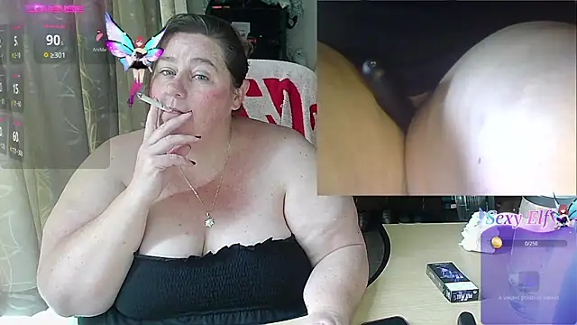 Snapshot of Iceprincess2bad4u chatting on December 21, 9:44 am Iceprincess2bad4u online show from December 21, 9:44 am