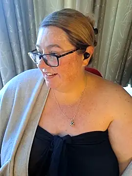Snapshot of Iceprincess2bad4u chatting on April 26, 6:00 am Iceprincess2bad4u online show from April 26, 6:00 am