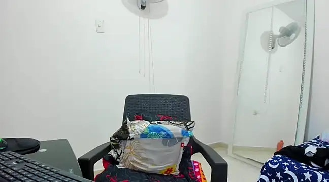 Snapshot of HUGEBOOBS_MILF chatting on December 28, 5:02 am HUGEBOOBS MILF online show from December 28, 5:02 am