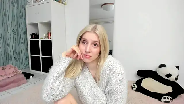 KenzieDawton online show from April 15, 4:14 pm