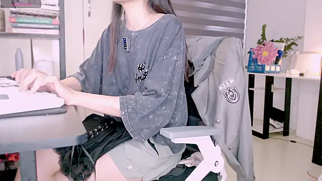 Snapshot of Shyn__ chatting on November 8, 8:03 am Shyn online show from November 8, 8:03 am